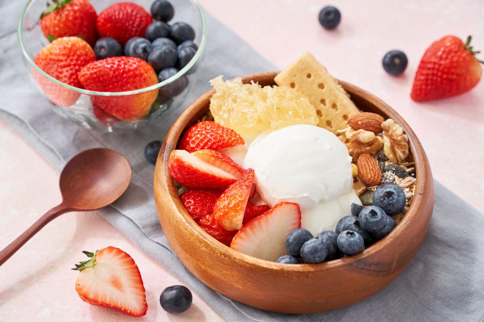 Iogurte natural com frutas vermelhas, granola e mel
